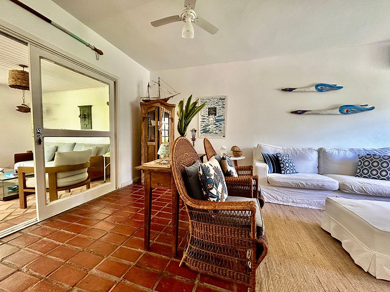 Casa em condomínio em frente à praia da Baleia