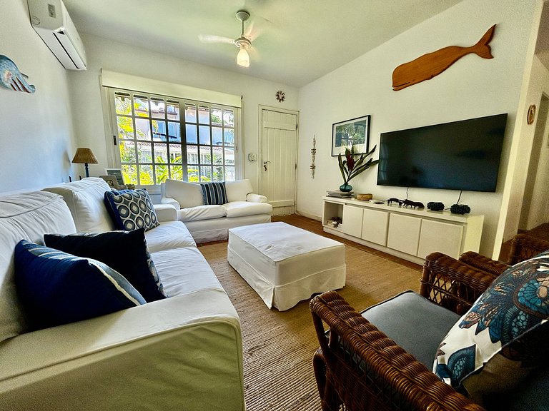 Casa em condomínio em frente à praia da Baleia