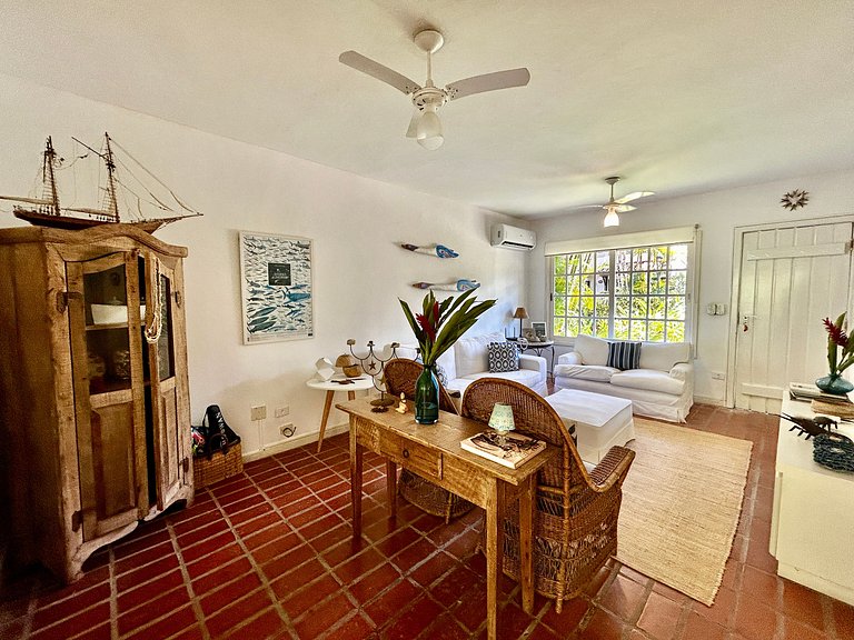 Casa em condomínio em frente à praia da Baleia