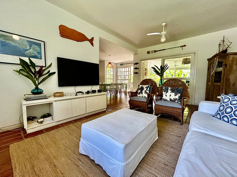 Casa em condomínio em frente à praia da Baleia