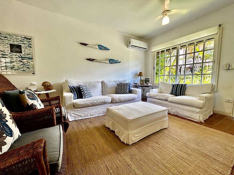 Casa em condomínio em frente à praia da Baleia