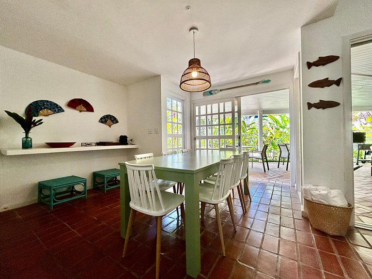 Casa em condomínio em frente à praia da Baleia