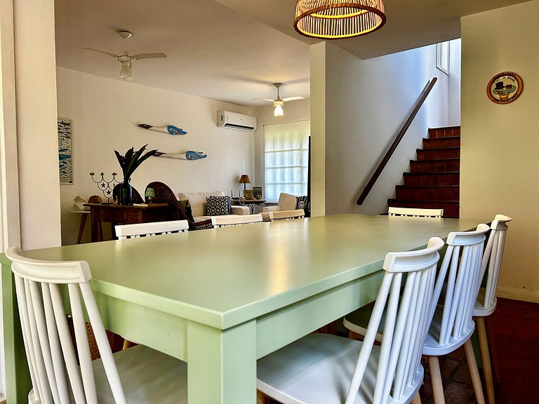 Casa em condomínio em frente à praia da Baleia