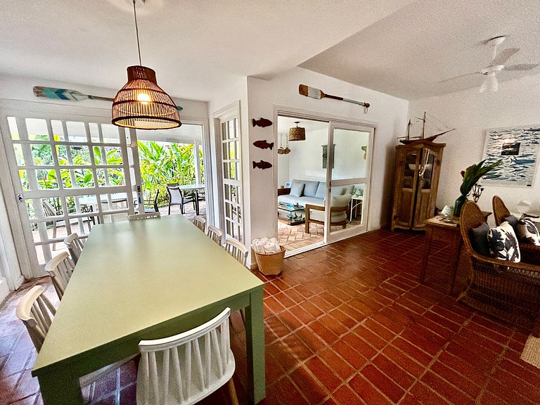 Casa em condomínio em frente à praia da Baleia