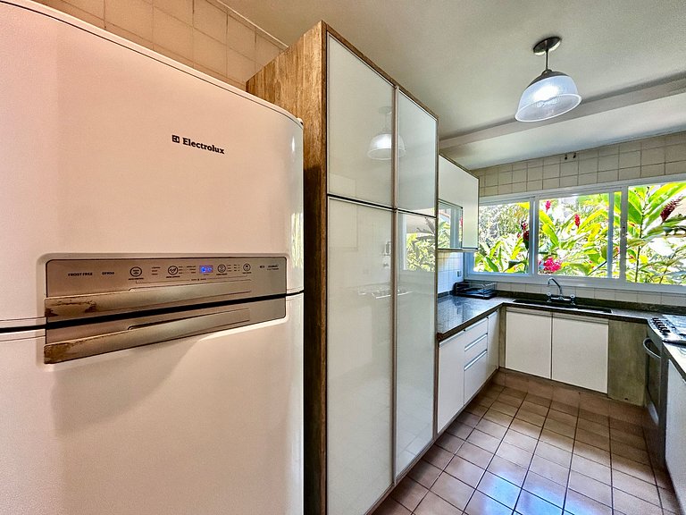 Casa em condomínio em frente à praia da Baleia