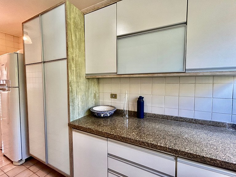 Casa em condomínio em frente à praia da Baleia