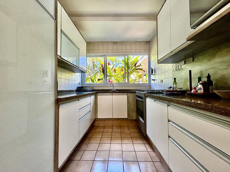 Casa em condomínio em frente à praia da Baleia