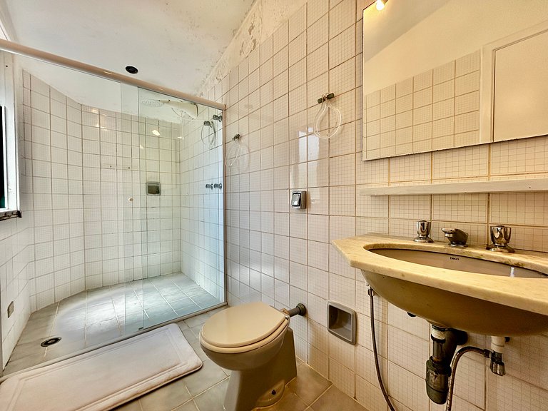 Casa em condomínio em frente à praia da Baleia