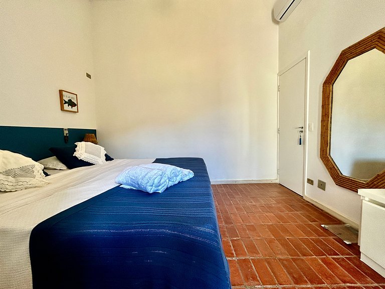 Casa em condomínio em frente à praia da Baleia