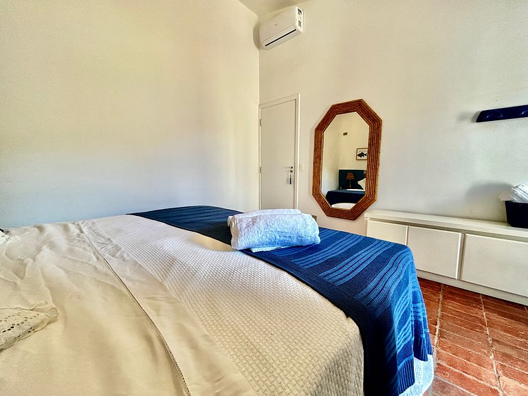 Casa em condomínio em frente à praia da Baleia