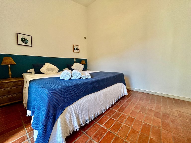 Casa em condomínio em frente à praia da Baleia