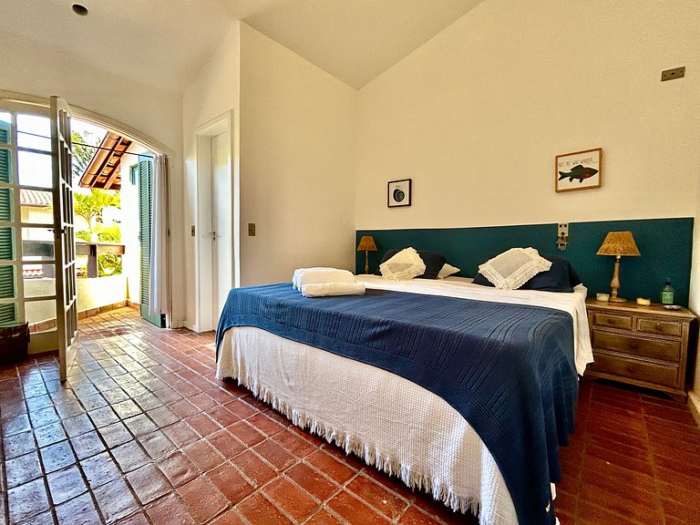 Casa em condomínio em frente à praia da Baleia