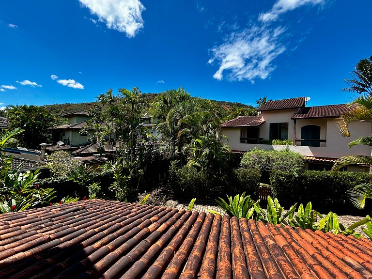 Casa em condomínio em frente à praia da Baleia