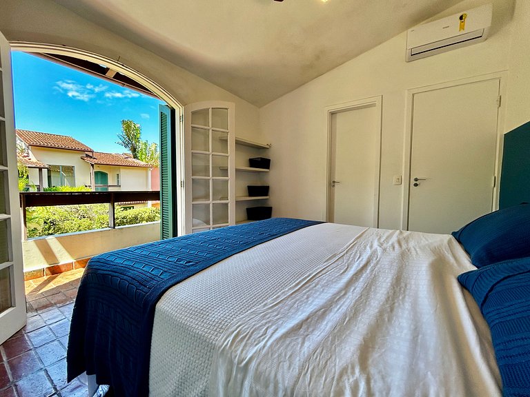 Casa em condomínio em frente à praia da Baleia