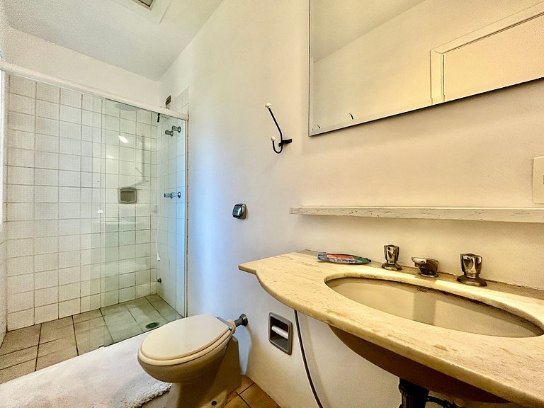 Casa em condomínio em frente à praia da Baleia