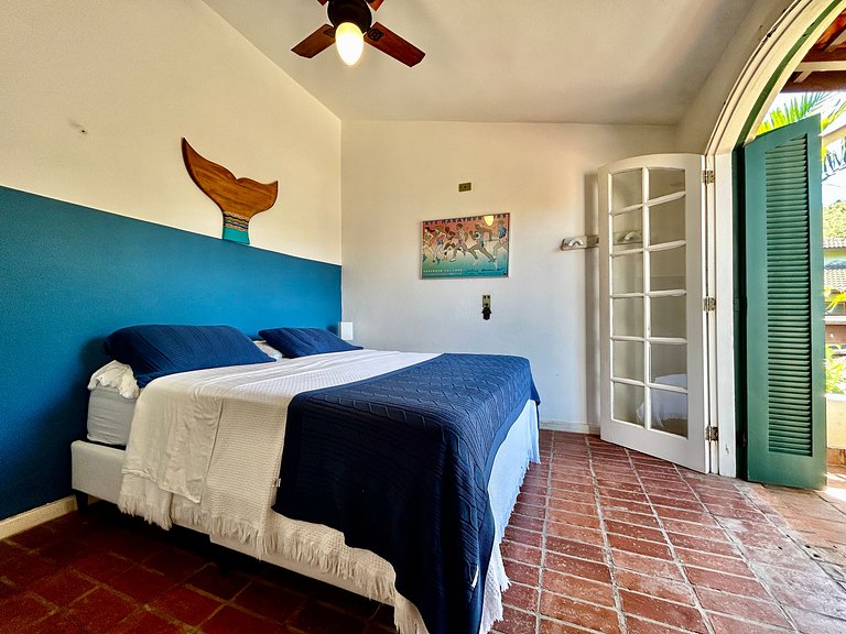 Casa em condomínio em frente à praia da Baleia