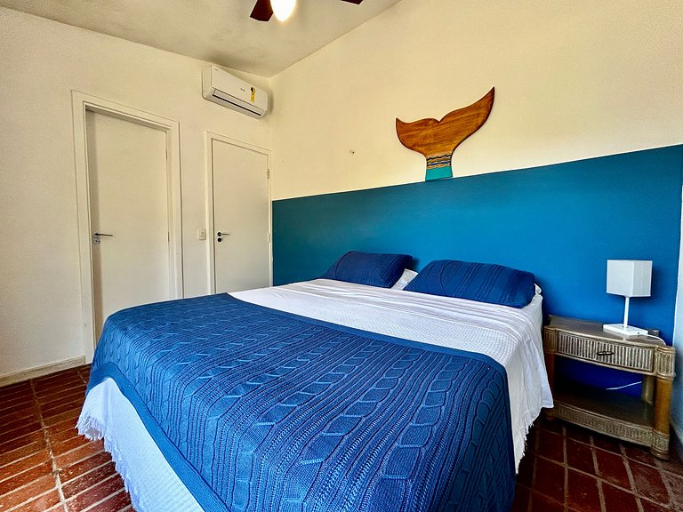 Casa em condomínio em frente à praia da Baleia