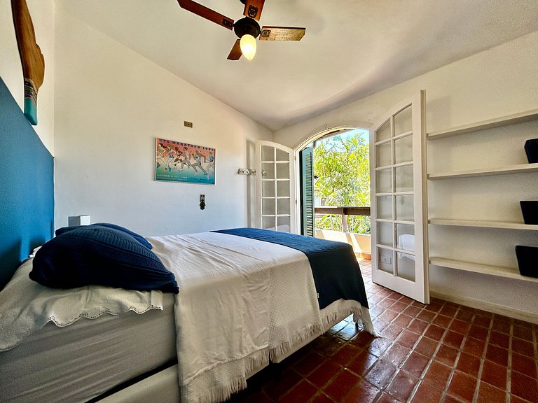 Casa em condomínio em frente à praia da Baleia