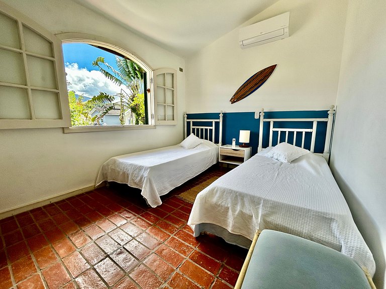 Casa em condomínio em frente à praia da Baleia