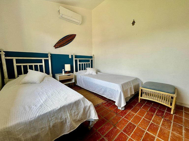 Casa em condomínio em frente à praia da Baleia