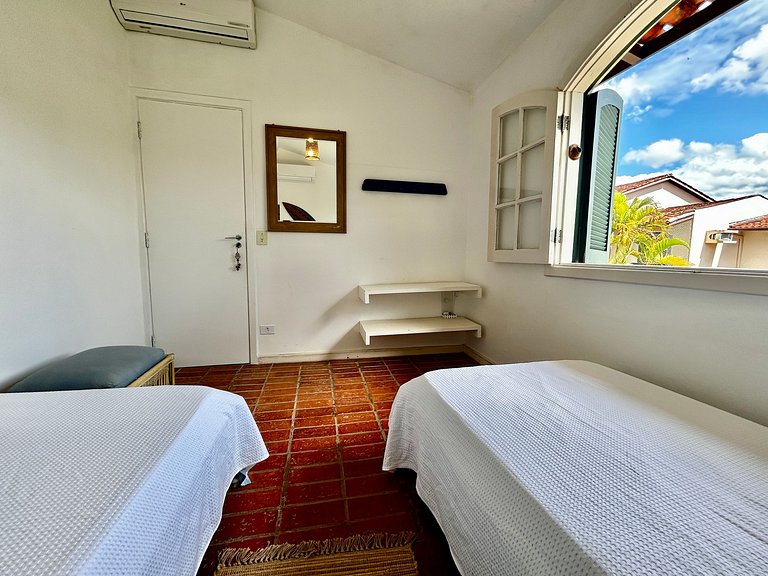 Casa em condomínio em frente à praia da Baleia