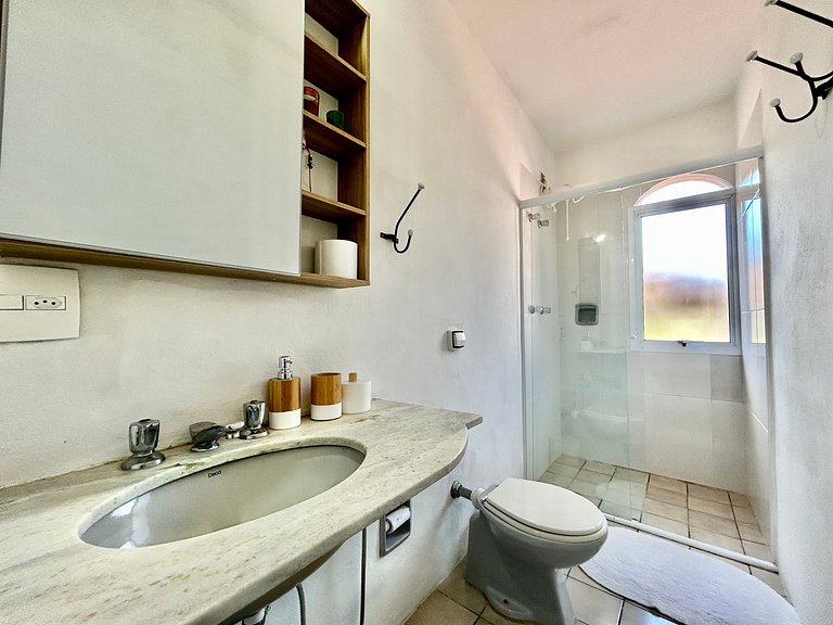 Casa em condomínio em frente à praia da Baleia