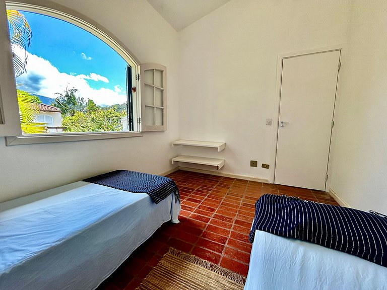 Casa em condomínio em frente à praia da Baleia