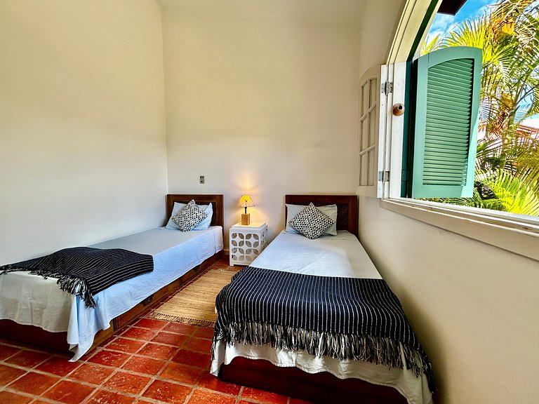 Casa em condomínio em frente à praia da Baleia