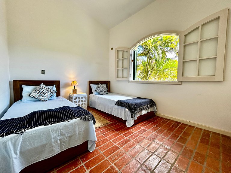 Casa em condomínio em frente à praia da Baleia