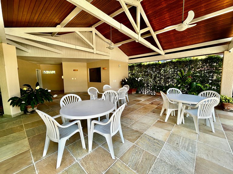 Casa em condomínio em frente à praia da Baleia