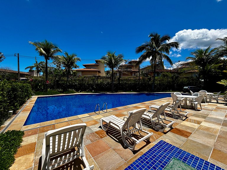 Casa em condomínio em frente à praia da Baleia