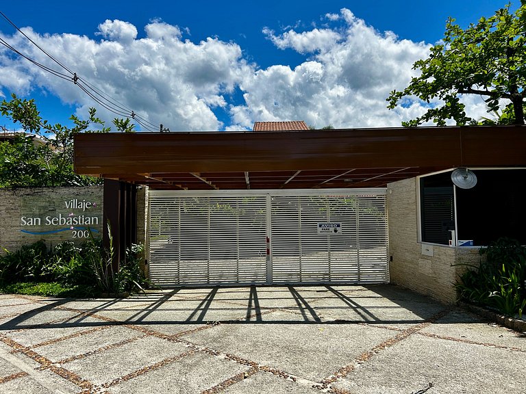 Casa em condomínio em frente à praia da Baleia