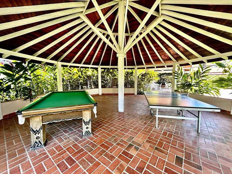 Casa em condomínio em frente à praia da Baleia