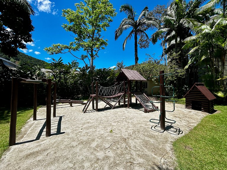 Casa em condomínio em frente à praia da Baleia