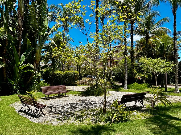 Casa em condomínio em frente à praia da Baleia