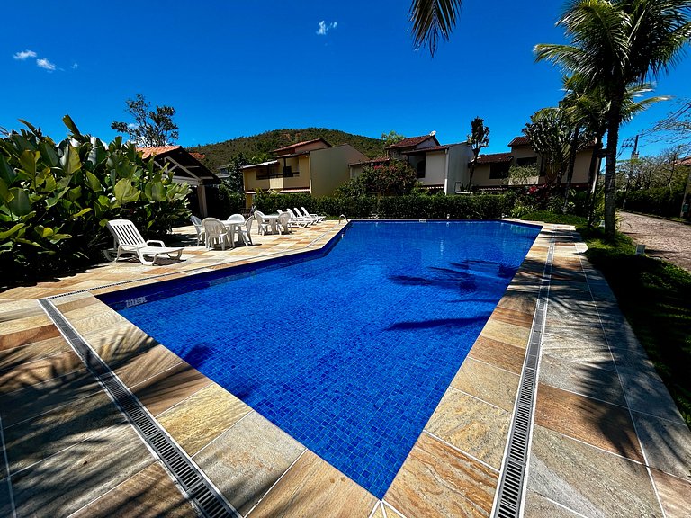 Casa em condomínio em frente à praia da Baleia