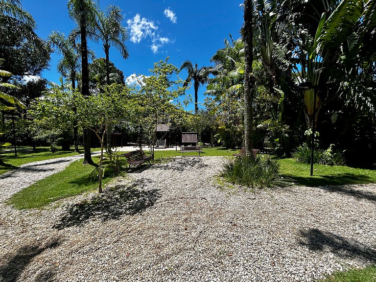Casa em condomínio em frente à praia da Baleia