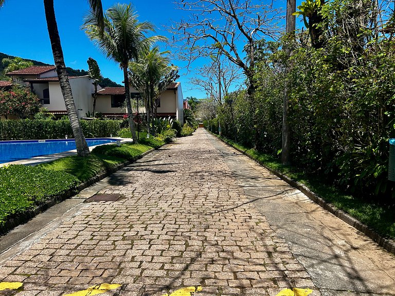 Casa em condomínio em frente à praia da Baleia