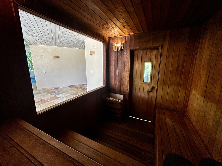 Casa em condomínio em frente à praia da Baleia