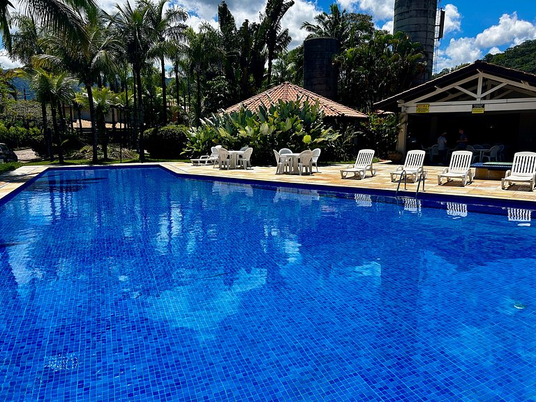 Casa em condomínio em frente à praia da Baleia