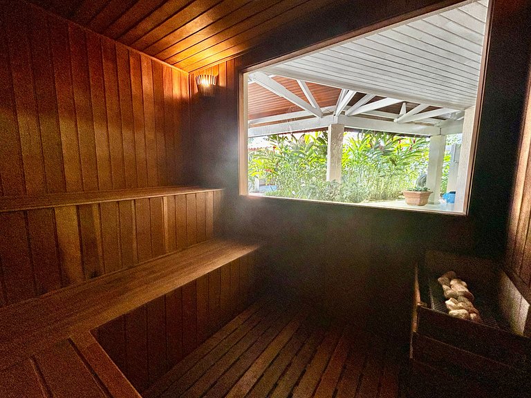 Casa em condomínio em frente à praia da Baleia