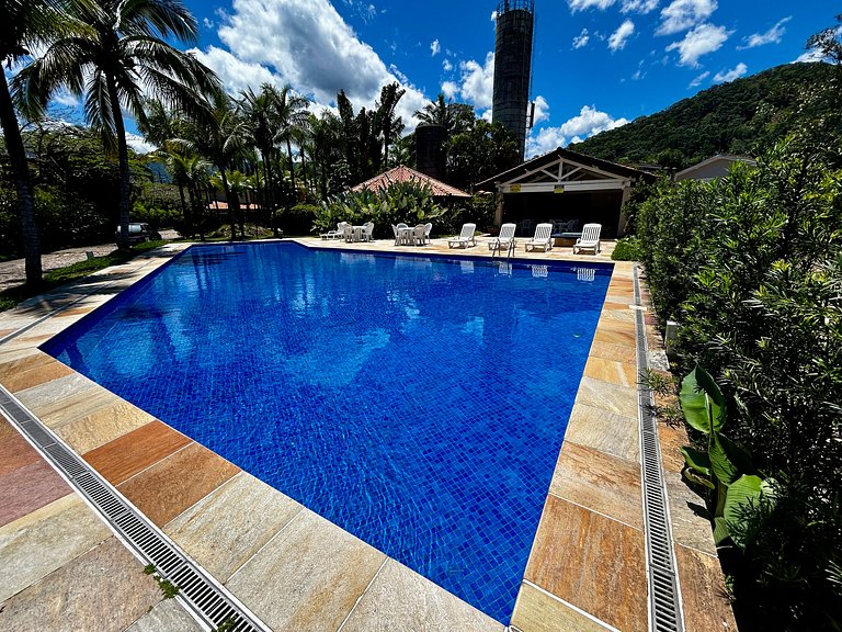 Casa em condomínio em frente à praia da Baleia