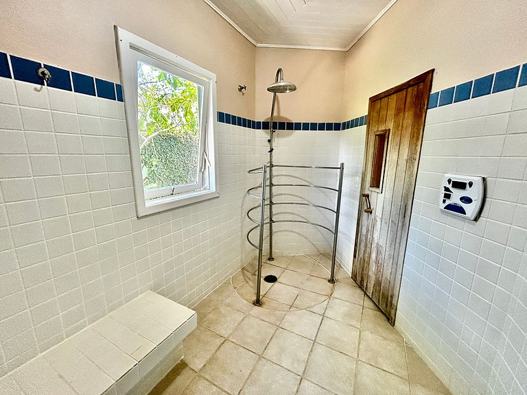 Casa em condomínio em frente à praia da Baleia