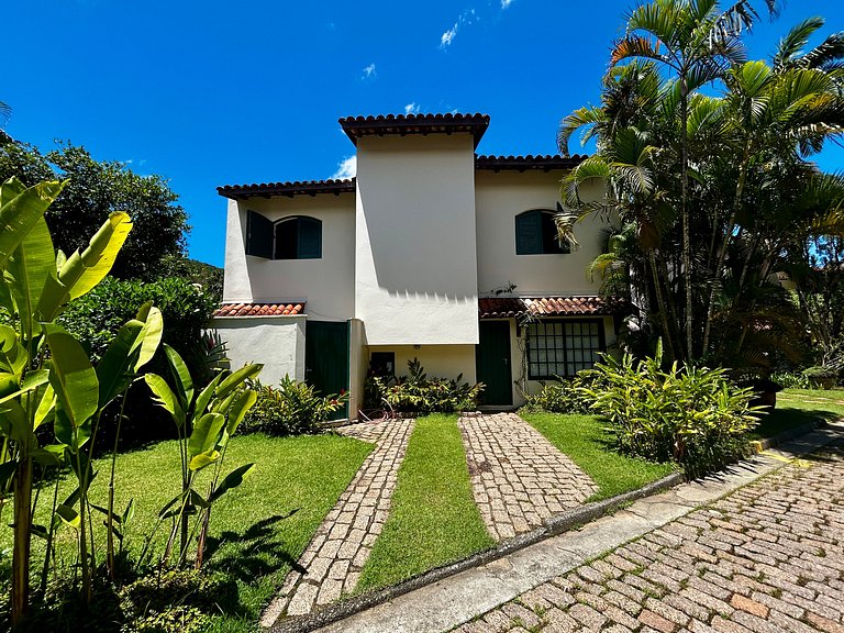 Casa em condomínio em frente à praia da Baleia