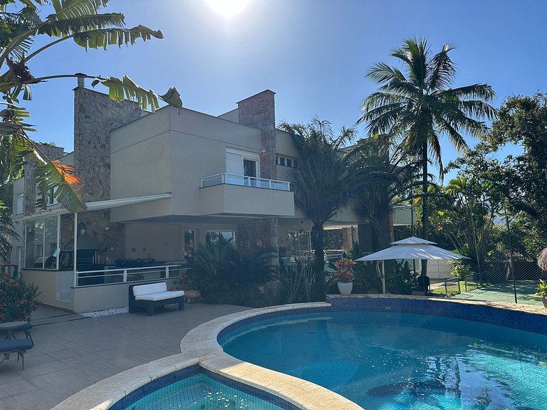 Casa contemporênea a 30m da praia da Feiticeira