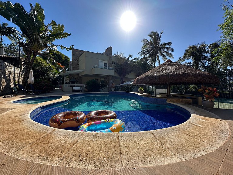 Casa contemporênea a 30m da praia da Feiticeira