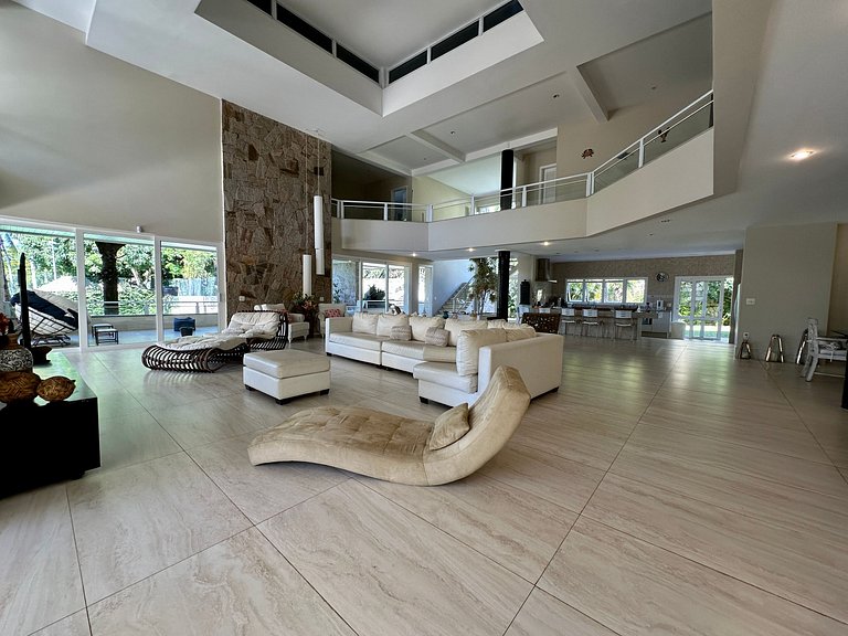 Luxuosa casa “porteira fechada” à venda – Feiticeira, Ilhabe