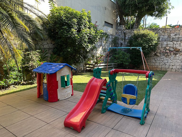 Casa contemporênea a 30m da praia da Feiticeira