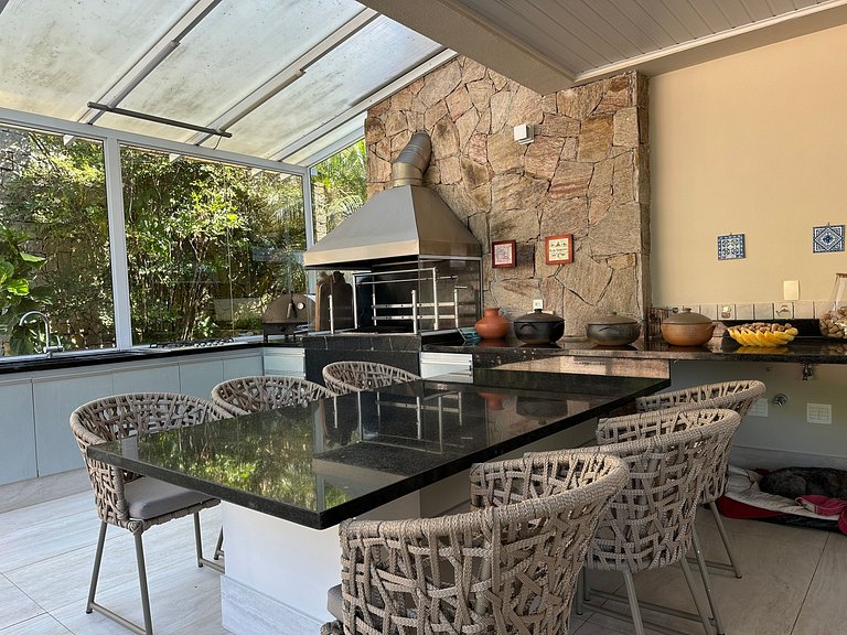 Casa contemporênea a 30m da praia da Feiticeira