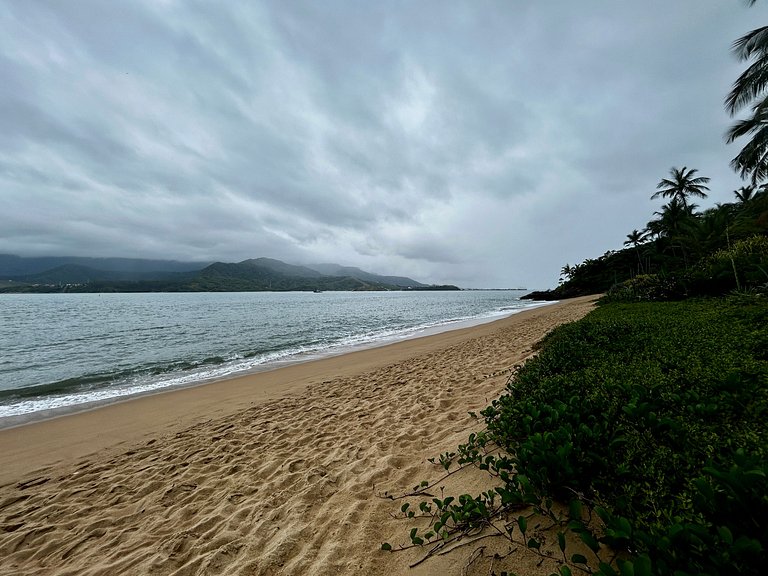 Casa em condomínio pé na areia com área gourmet